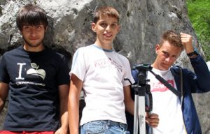 3 ragazzi girano il video “la montagna in un post”